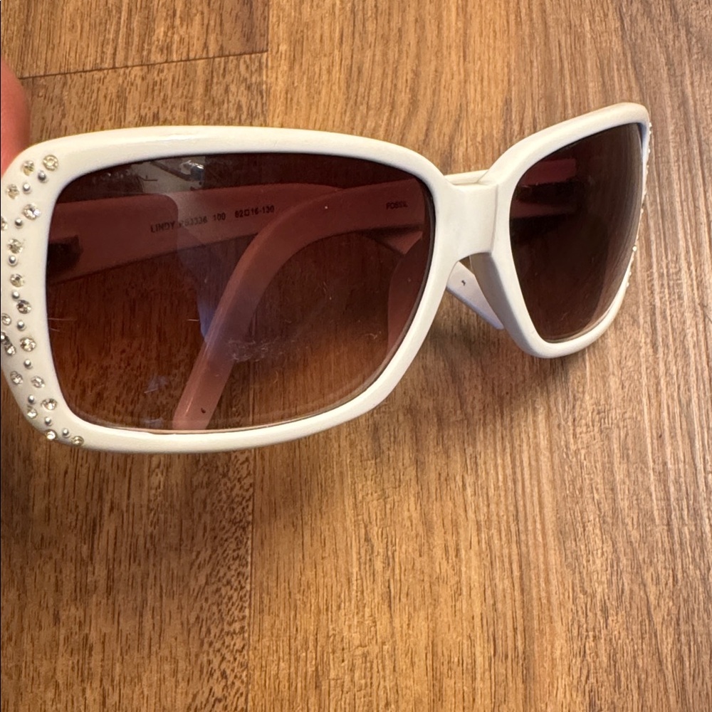Fossil Sunglasses- Lindy- ASO Hannah Montana inspired white version - Picture 3 of 7